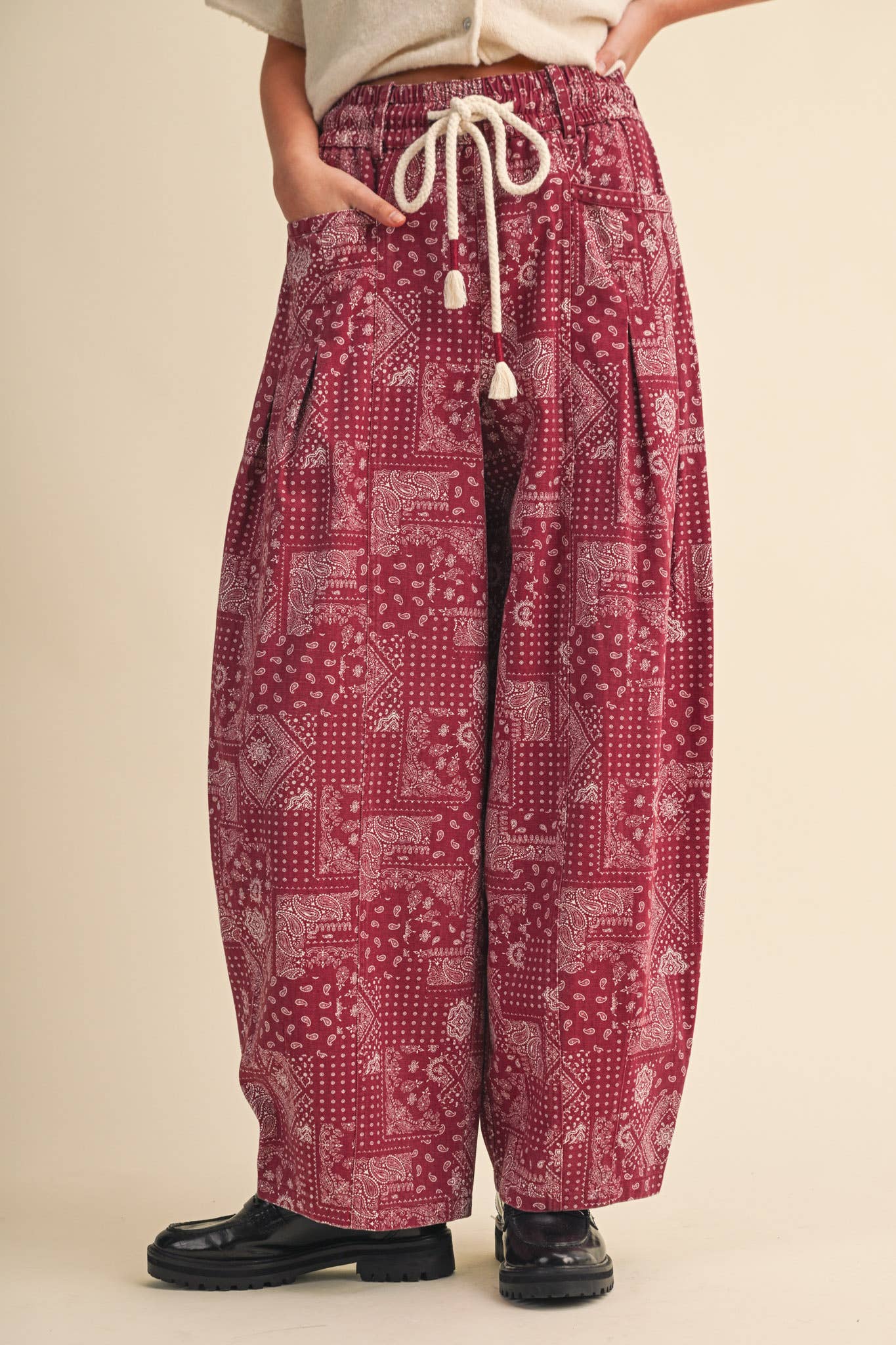 BANDANA PRINT PLEATED BARREL PANTS MP5390