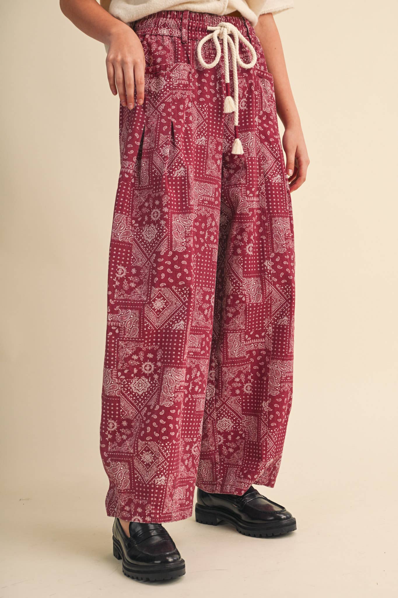 BANDANA PRINT PLEATED BARREL PANTS MP5390