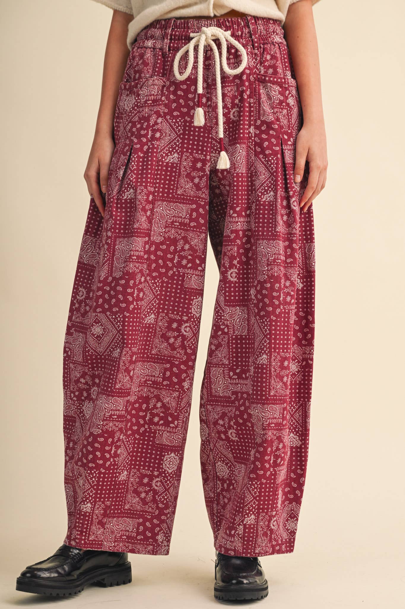 BANDANA PRINT PLEATED BARREL PANTS MP5390