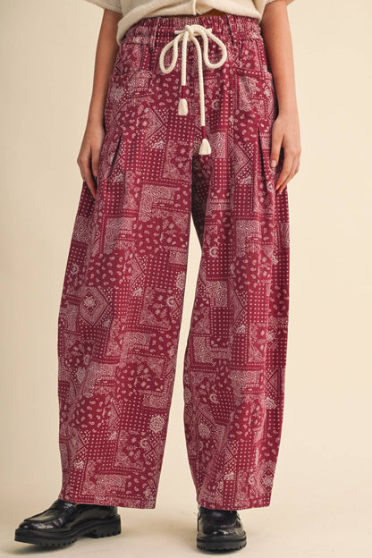 BANDANA PRINT PLEATED BARREL PANTS MP5390