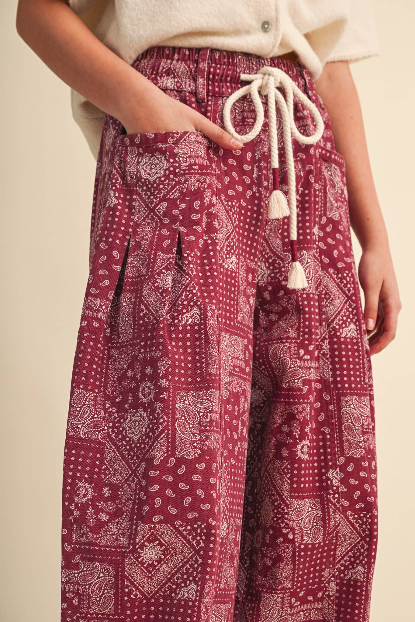 BANDANA PRINT PLEATED BARREL PANTS MP5390