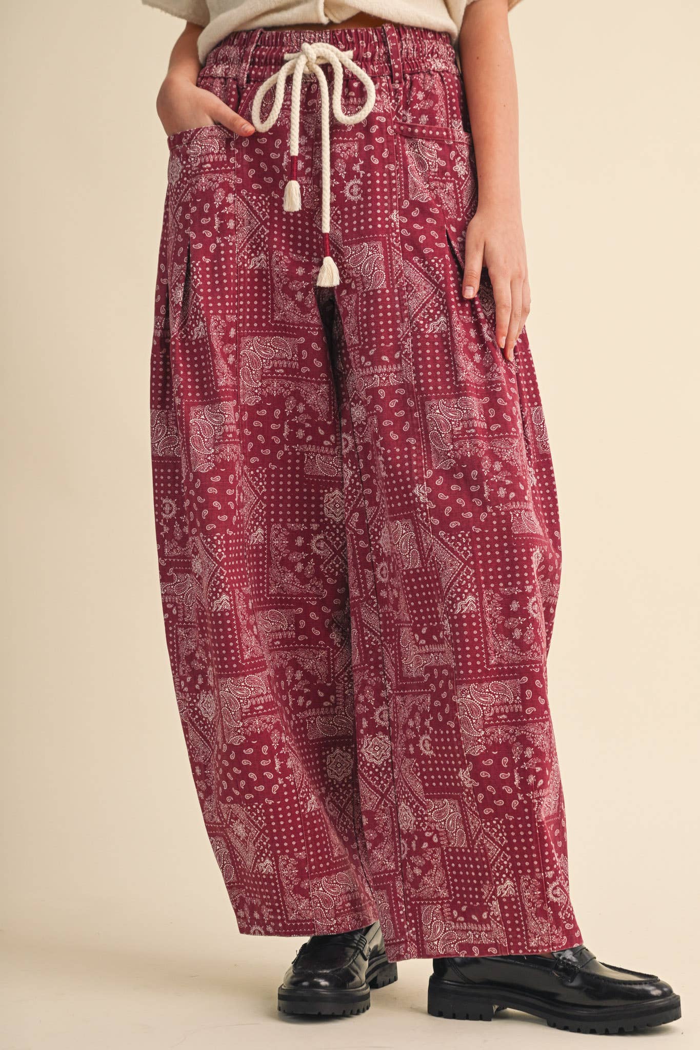 BANDANA PRINT PLEATED BARREL PANTS MP5390