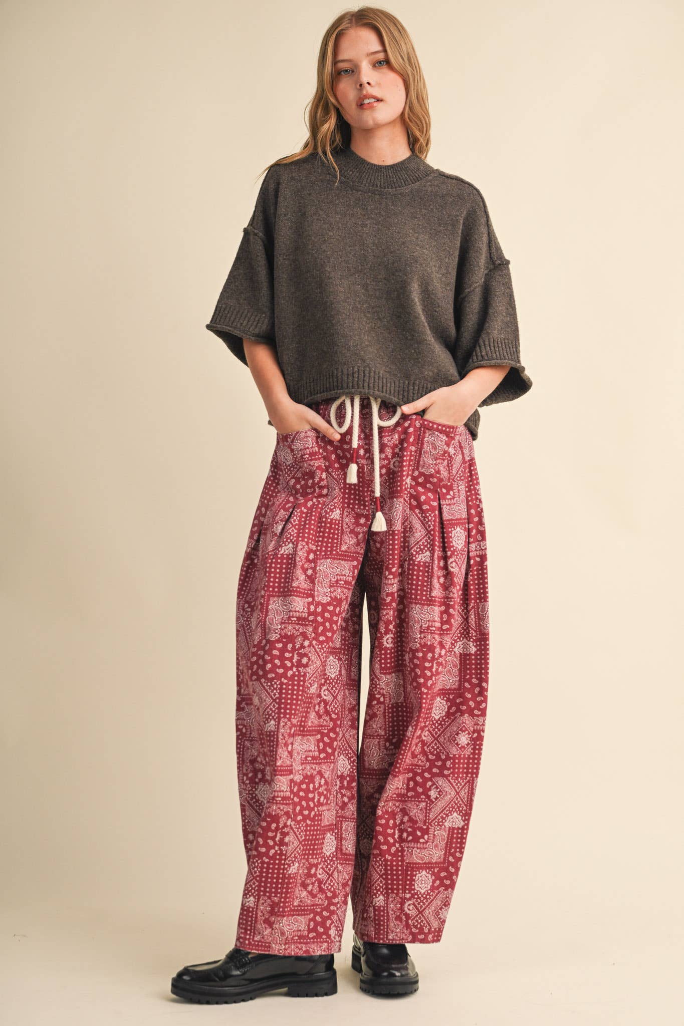 BANDANA PRINT PLEATED BARREL PANTS MP5390