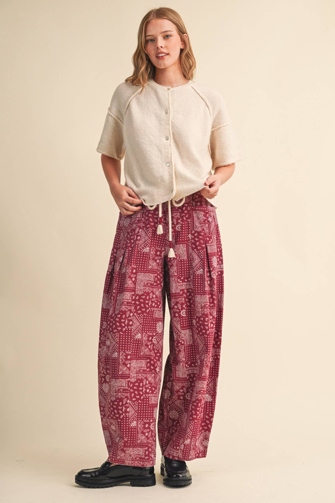 BANDANA PRINT PLEATED BARREL PANTS MP5390