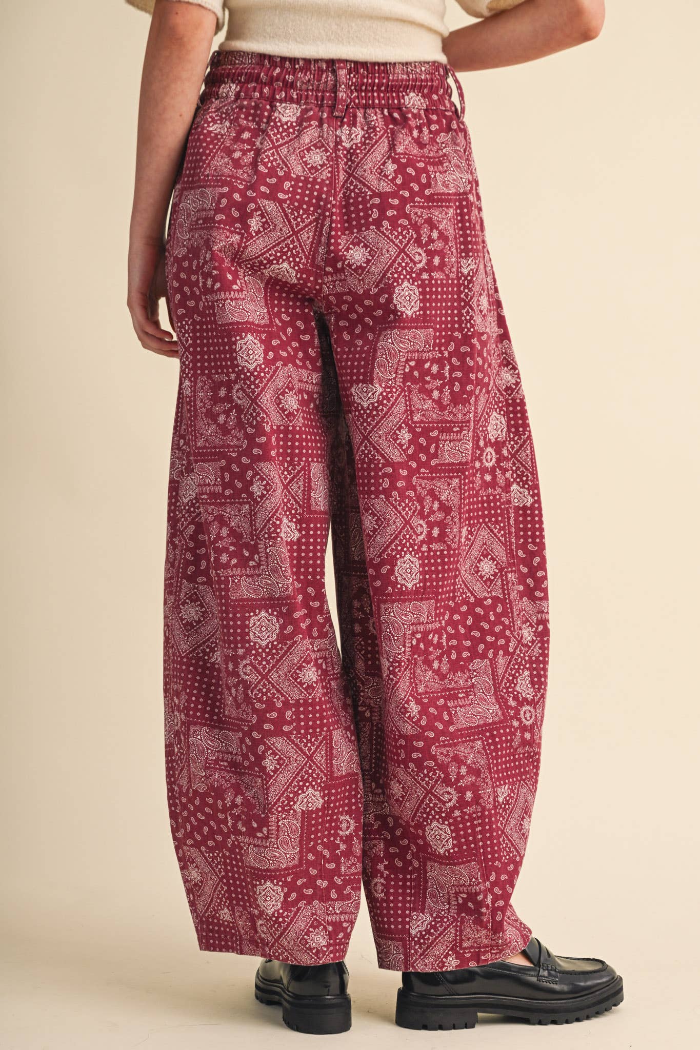 BANDANA PRINT PLEATED BARREL PANTS MP5390