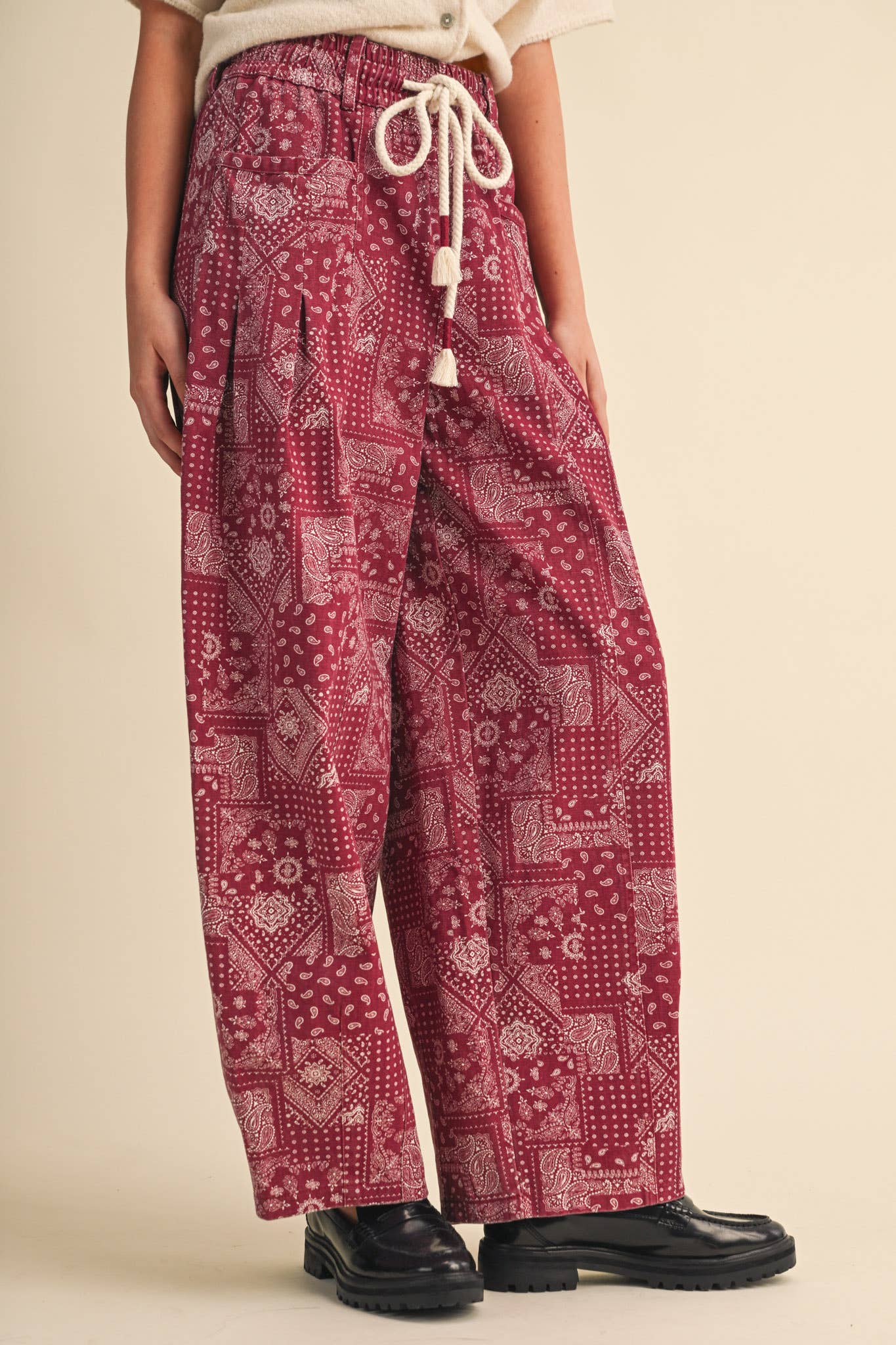 BANDANA PRINT PLEATED BARREL PANTS MP5390