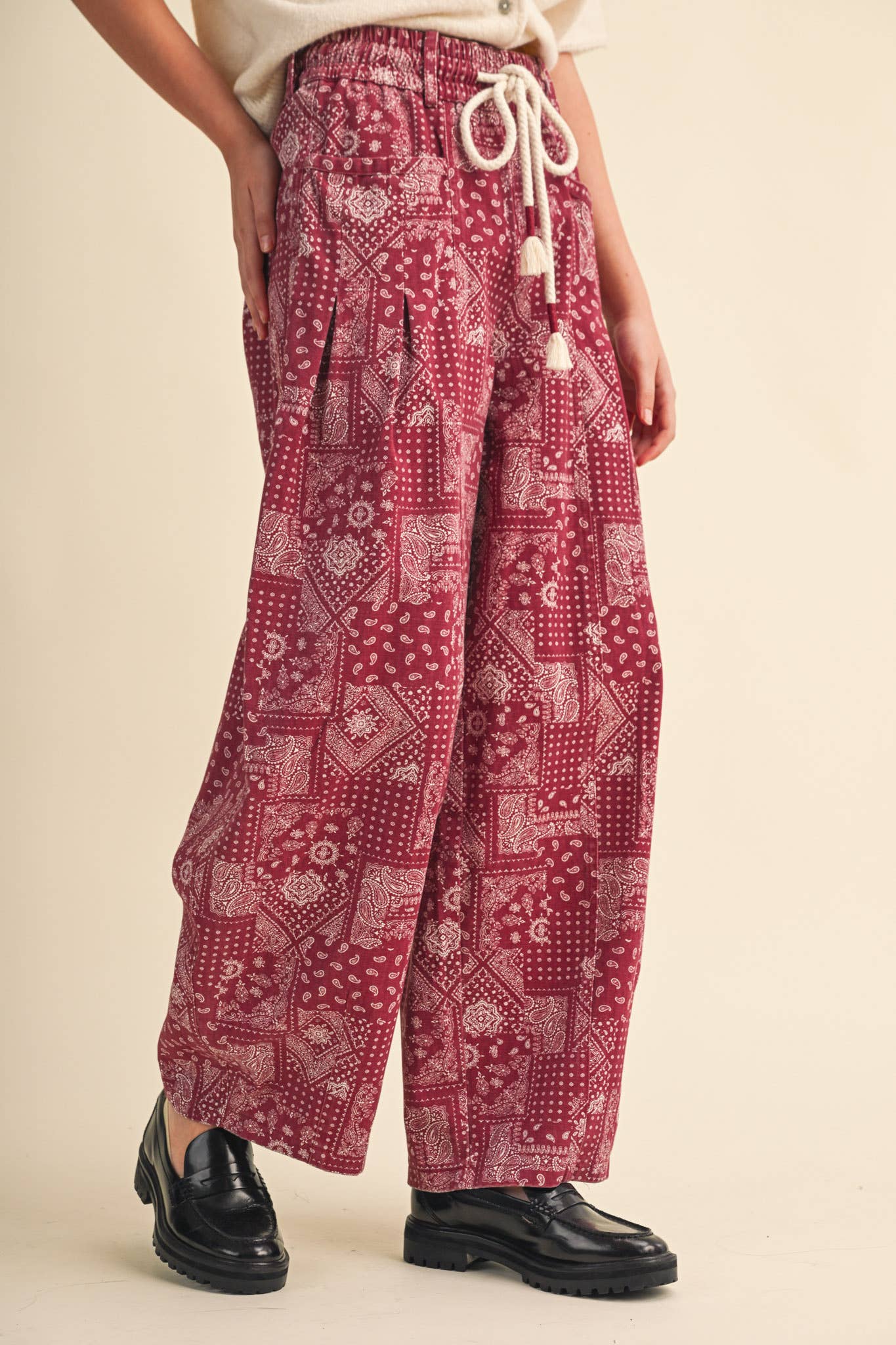 BANDANA PRINT PLEATED BARREL PANTS MP5390